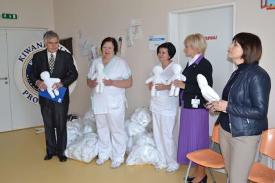 Pobyt v nemocnici ulehčují dětem v prostějovské nemocnice panenky Kiwanis, které ušily s láskou babičky v domově pro seniory