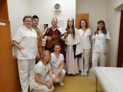 Tři králové přinesli novoroční přání i povzbuzení nemocným v Nemocnici Prostějov
