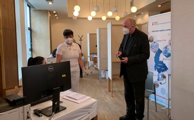 Olomoucký arcibiskup si nechal aplikovat vakcínu proti covid-19  od zdravotníků prostějovské nemocnice