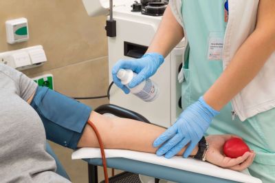V rámci oslav Dne matek nalíčí vizážistka dárkyně krve v Nemocnici Prostějov