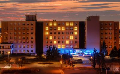 Rozsvícené srdce v prostějovské nemocnici jako symbol konce pandemie
