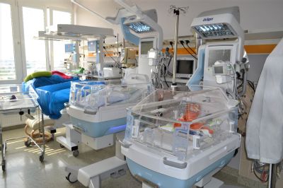 Novorozence se zdravotními obtížemi budou v Nemocnici AGEL Prostějov hlídat nové inkubátory