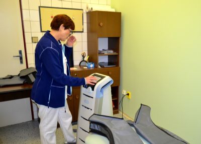 Přístrojovou lymfoterapii v Nemocnici AGEL Prostějov nabízí nový moderní přístroj