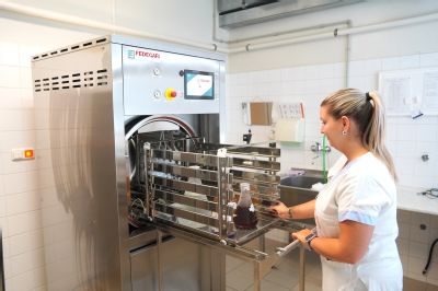 Nemocnici AGEL Prostějov má nový parní sterilizátor. Špičkový přístroj za bezmála dva miliony korun usnadní práci v Laboratoři lékařské mikrobiologie