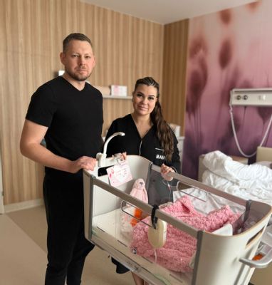 Rodinný pokoj v porodnici Nemocnice AGEL Prostějov přivítal první rodinu. Novorozená Vivienne zde strávila první dny s maminkou