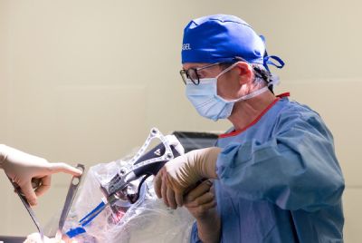 Konec bolesti kolene díky robotovi. Nemocnice AGEL Prostějov nabízí náhradu kloubu s maximální přesností